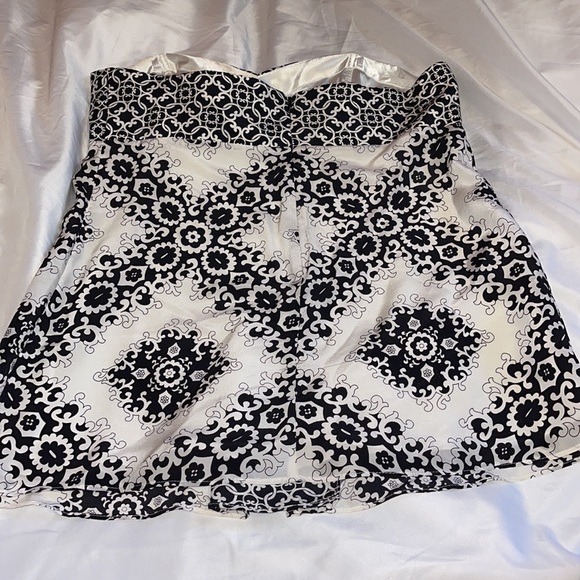 Sleeveless Blouse - Picture 2 of 2